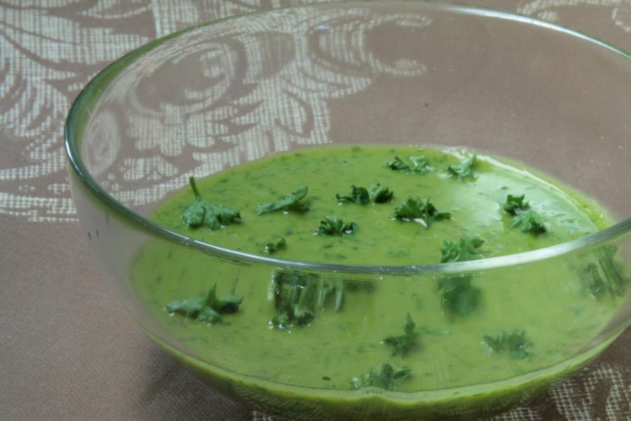 Salsa Verde für das Vegan-Bratstück, Gefüllt\r\n <p>Das kräftige Grün der Salsa verde sieht verführerisch aus. Der frisch kräutrige und leicht zitronige Geschmack passt wunderbar zum festlichen gefüllten Vegan-Bratstück.</p>