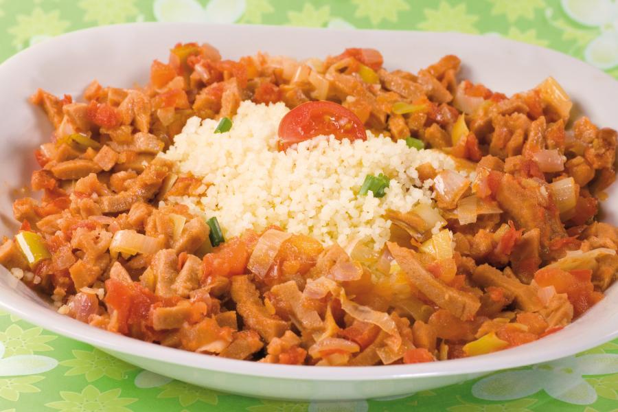 Couscous mit Vegan-Bratwurst, Bianca-Rosso\r\n <p>Couscous oder Kuskus ist ein Grundnahrungsmittel der nordafrikanischen Küche. Hergestellt wird es aus Hartweizengriess. Als Beilage zum Gemüse wird hier die herrlich zarte Vegan-Bratwurst, Bianca-Rosso verwendet.</p>