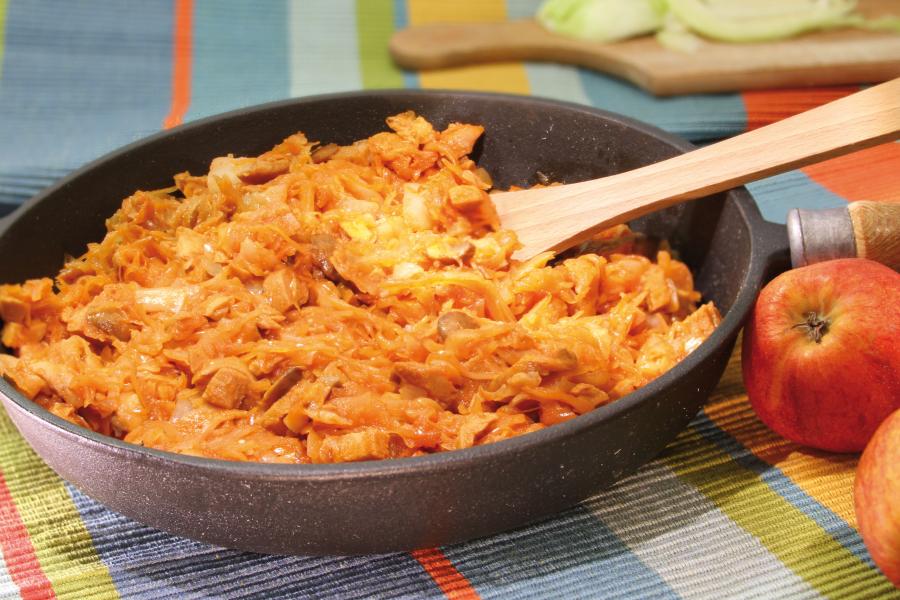 Bigos mit Vegusto\r\n <p>Hier präsentieren wir Bigos, das klassisch polnische Nationalgericht.<br />
Bigos wird gerne auf Vorrat gekocht, weil sich nach jedem Aufwärmen sein Geschmack verbessert.</p>