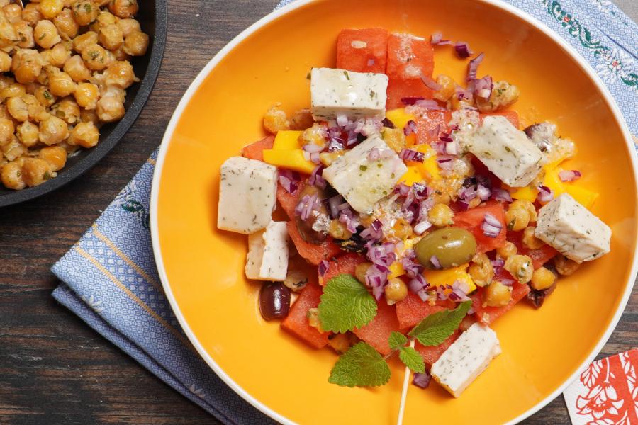 Sommerlicher veganer Melonensalat mit käsigen Kichererbsen\r\n <p>Ein edles Geschmackskonzert für einen lauen Sommerabend:
Die Früchte stimmen die Saiten, der No Muh bündelt seine Noten und die Erbsen kichern in der vordersten Reihe. Nun klopft der Maestro mit dem Taktstock. Es wird ruhig. Der Genuss beginnt!</p>