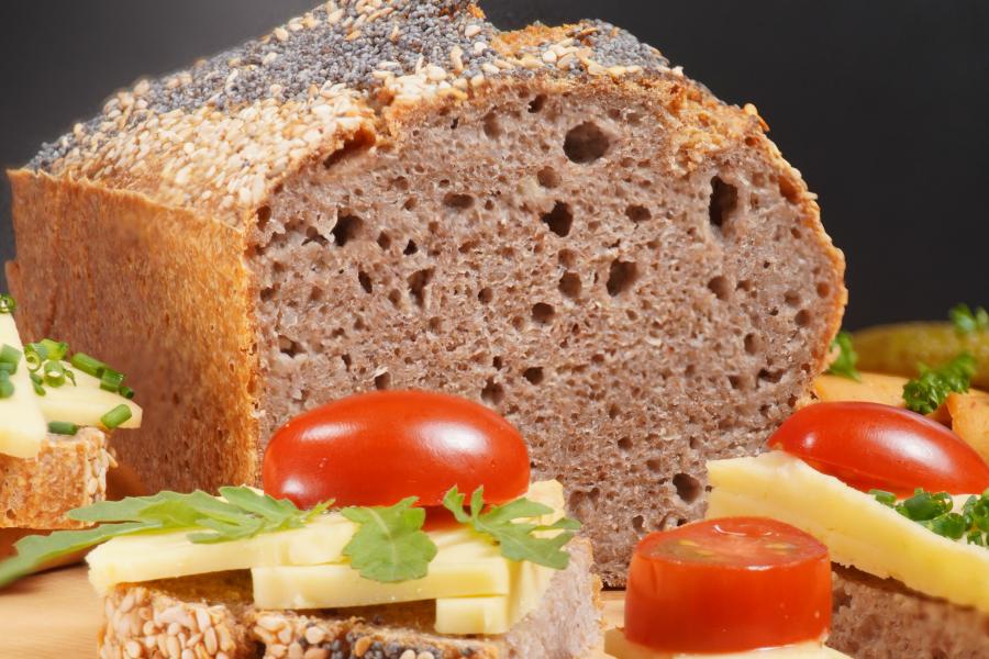 Buckwheat bread with just three ingredients\r\n <p>Buckwheat is rich in protein, fibre, B vitamins and minerals. The fermentation process used to make this bread makes it easier to absorb nutrients. This makes the proteins easier to digest and the swollen fibre in the bread stimulates intestinal activity.</p>