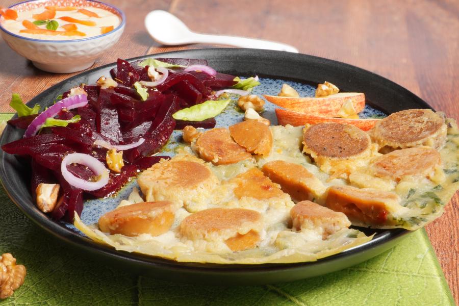 Veggie and herb omelettes with cheesy vegan sausage\r\n <p>This vegan sausage pancake will win over young and old alike. Hearty, vegan sausage pieces with vegetables, herbs and vegan cheese sauce make this omelette a versatile flavour experience. Mmmm, enjoy now!</p>